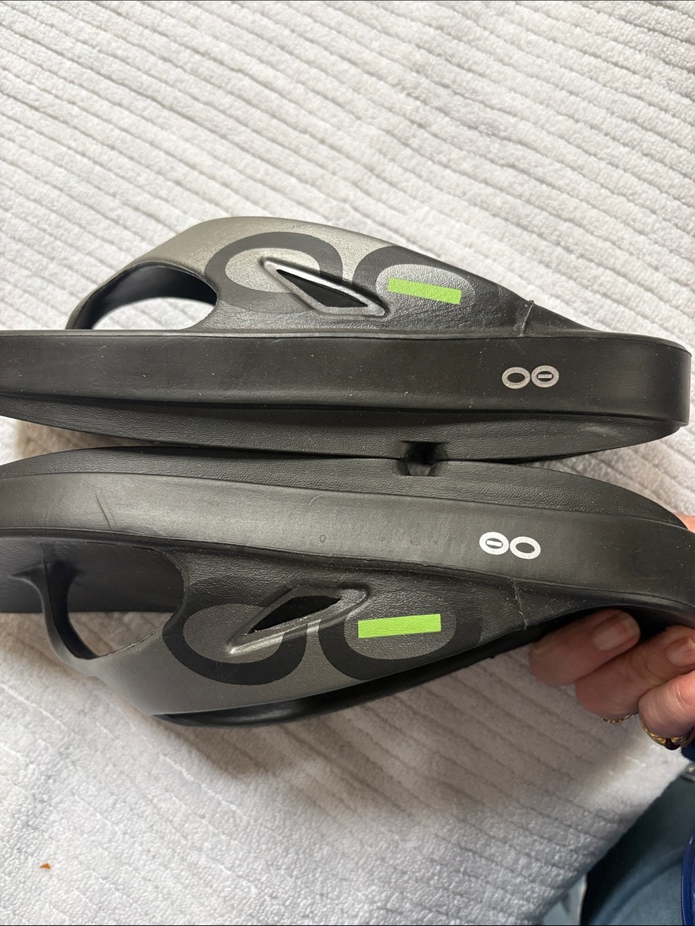 OOFOS Black & Metallic Gray Supportive Recovery Flip Flops - Picture 5 of 7